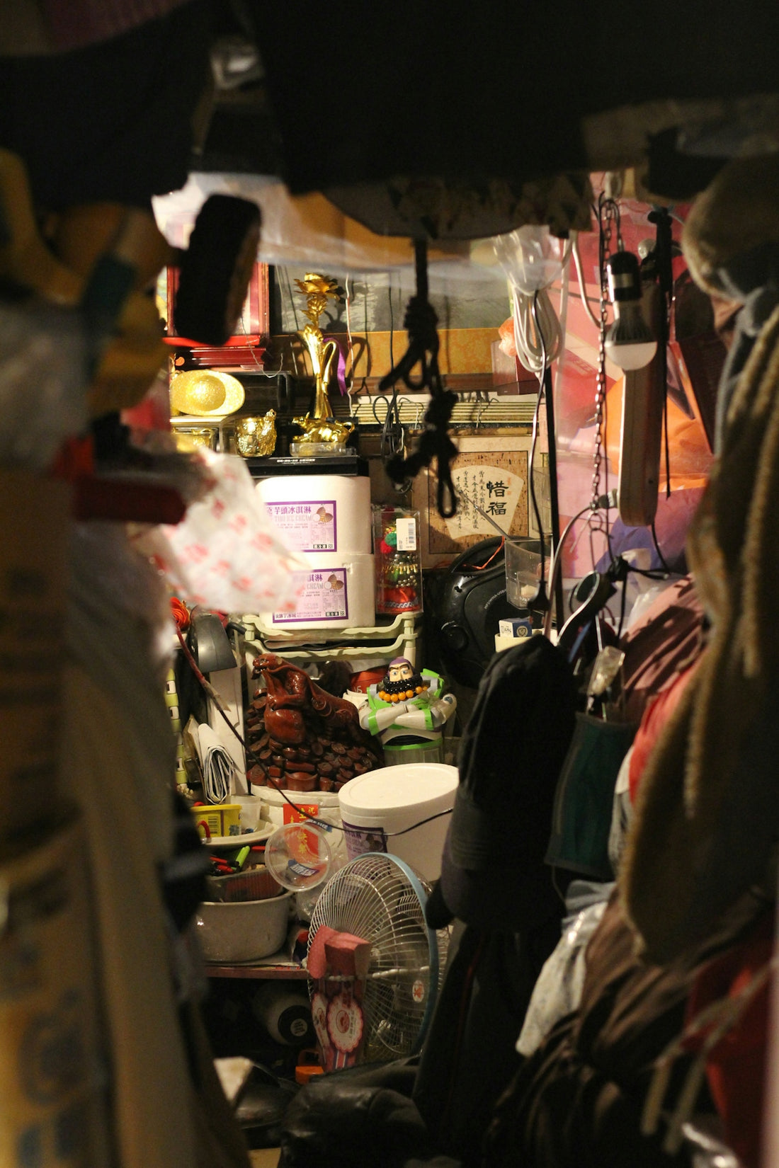 a room filled with lots of clutter and clutter